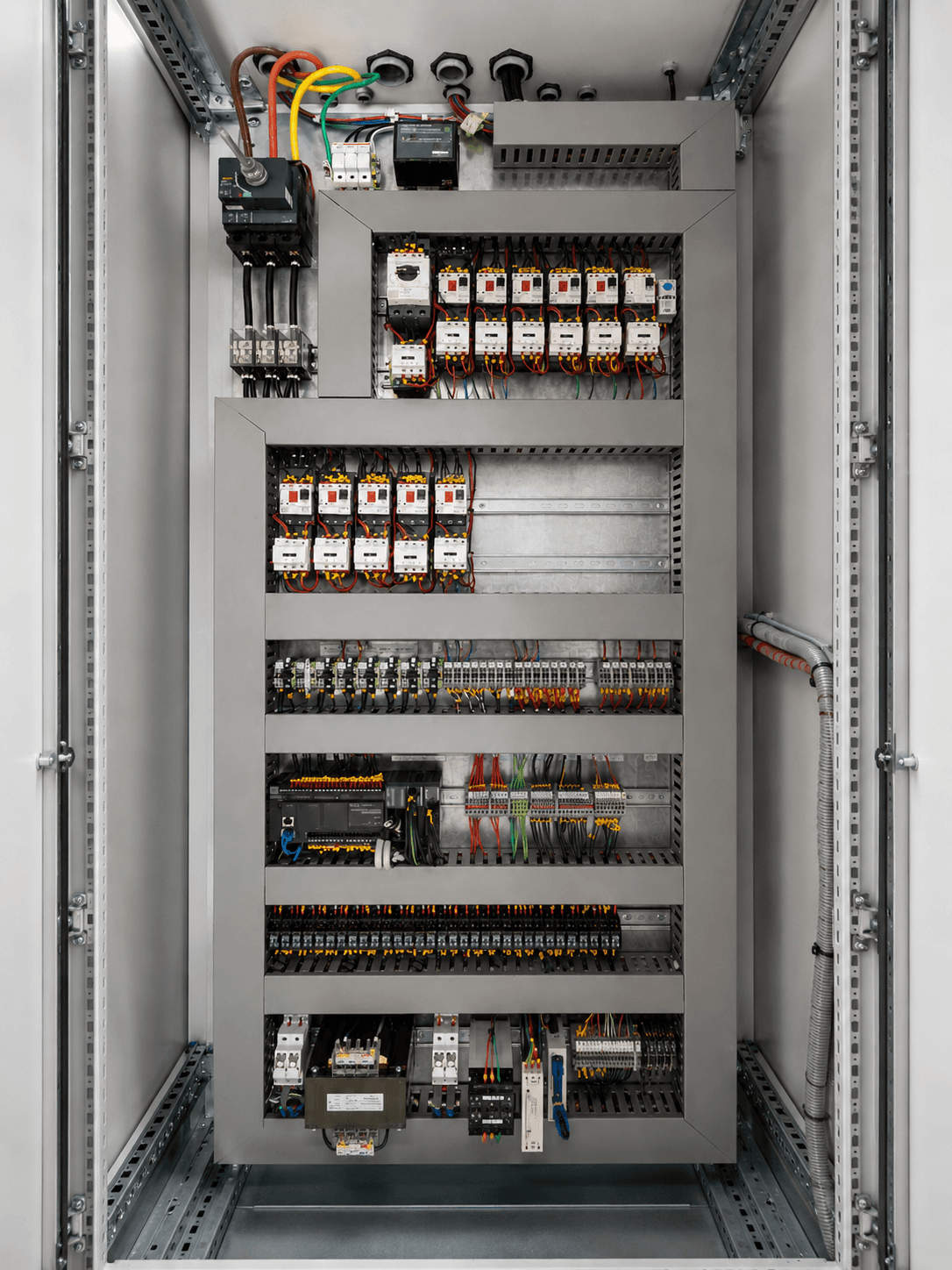 Cableado de potencia y control para instalaciones eléctricas industriales.