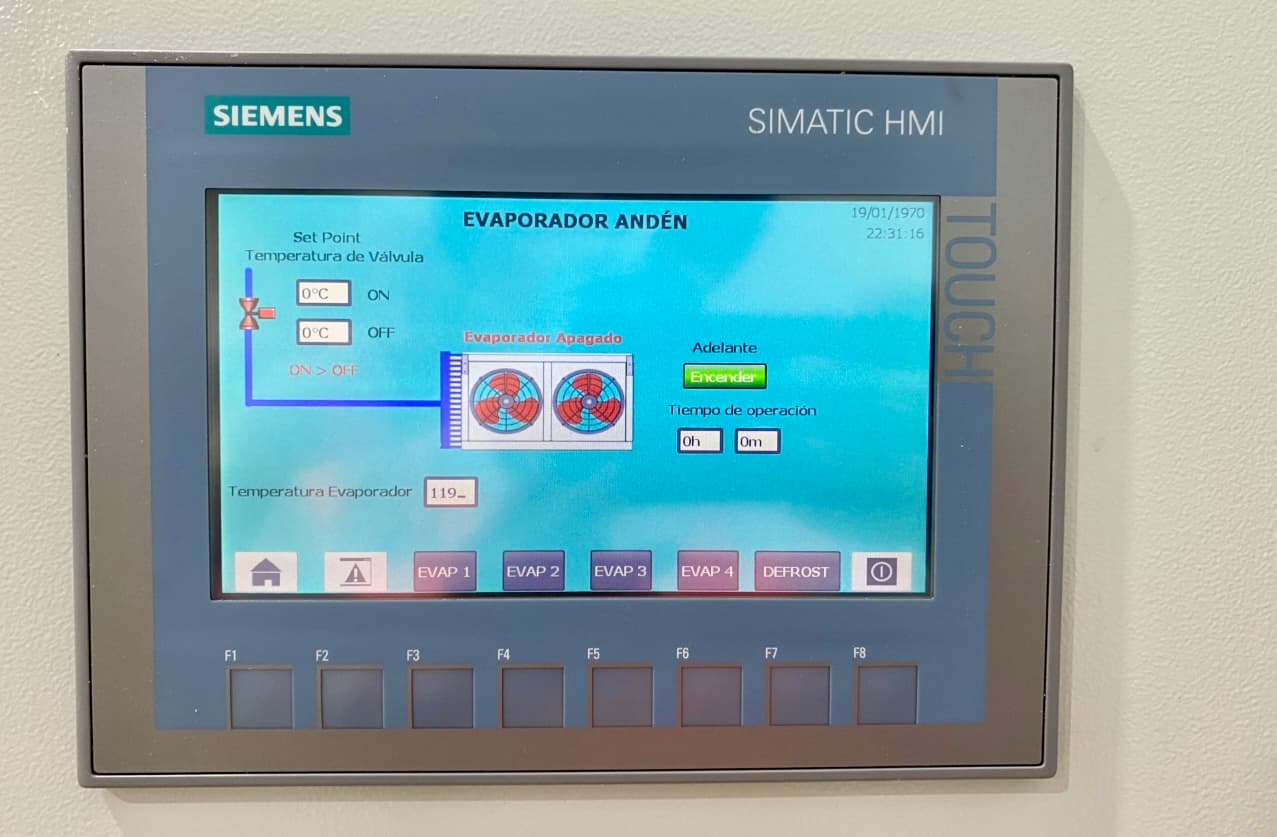 Pantalla HMI industrial utilizada para supervisión y control de procesos.