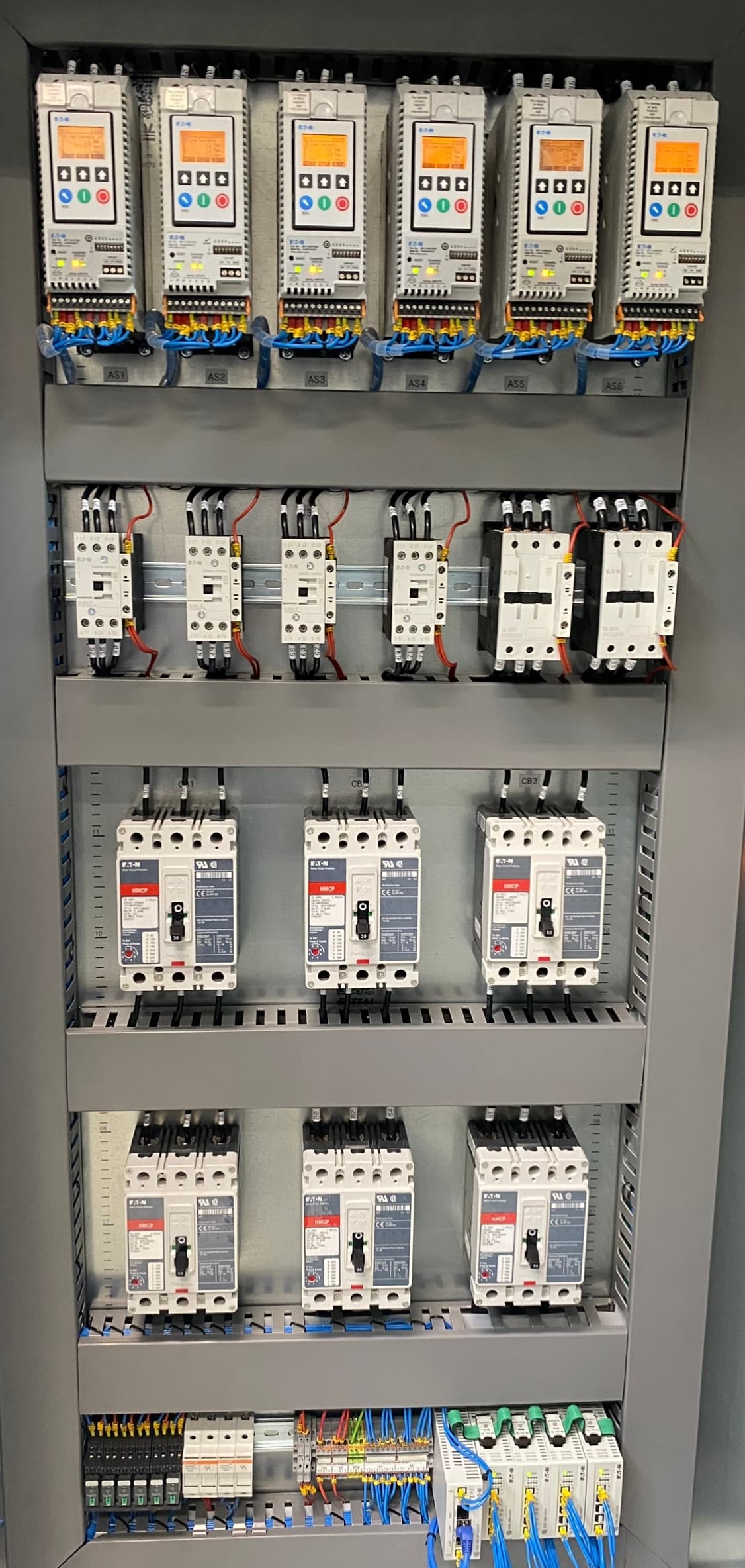 Tablero eléctrico de distribución industrial usado como referencia visual de GMR Multiservicios.