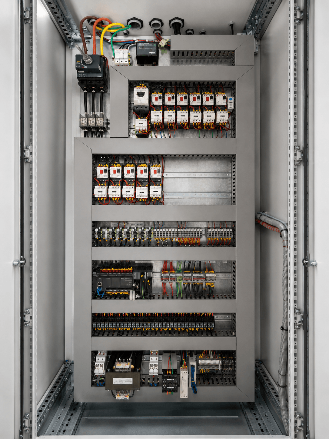 Cableado de potencia y control para instalaciones eléctricas industriales.