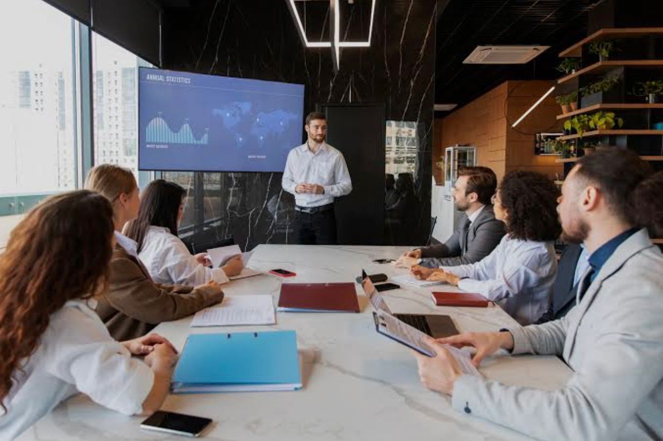 Servicios de capacitación técnica para operaciones industriales y comerciales.